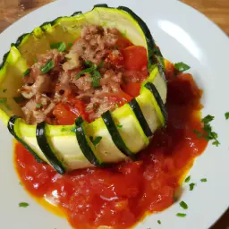 Teaser Image: Frische Zucchini gefüllt mit Rinderhackfleisch, dazu Pasta und pikante Tomatensauce
