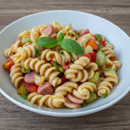 Teaser Image: Nudelsalat mit Wurst und Gemüse