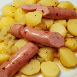 Teaser Image: Senfsoße mit Wurst und Kartoffeln