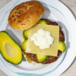 Teaser Image: AlmBurger mit Guacamole und Graukäse