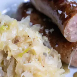 Teaser Image: Bratwurst mit Sauerkraut