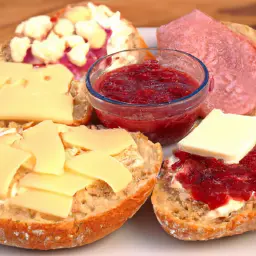 Teaser Image: Brötchen mit verschiedenen Belägen (Käse, Wurst, Marmelade)