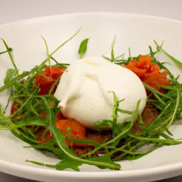 Teaser Image: Cremige Burrata auf Rucola-Tomaten-Salat