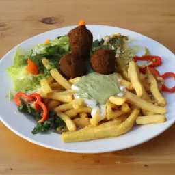 Teaser Image: Falafelteller mit Salat Tahinasauce und Pommes Frites