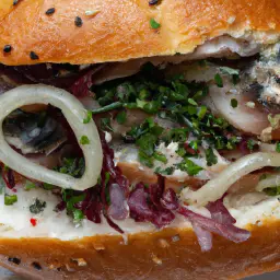 Teaser Image: Fischbrötchen mit Brathering und Zwiebeln