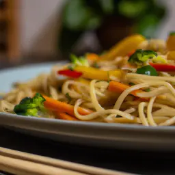 Teaser Image: Frisch aus dem Wok: Vegetarischer Gemüseteller mit Thai-Nudeln