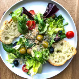 Teaser Image: Frühlingssalat mit Hausdressing und Avocadobrot