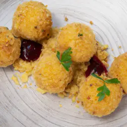 Teaser Image: Gebackene Camembert-Bällchen im Nussmantel