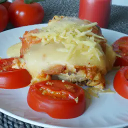 Teaser Image: Gebackene Hähnchenbrust mit Käse und Tomaten