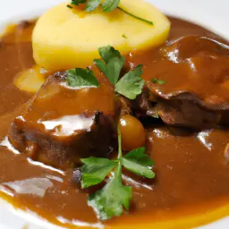 Teaser Image: Gesottenes Rindfleisch mit Meerrettichsoße und Kartoffeln