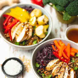 Teaser Image: Gesunde Meal Prep Bowls mit Gemüse und Hähnchenbrust