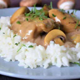 Teaser Image: Hähnchenbrust-geschnetzeltes in feiner Champignonrahmsauce auf Duftreis