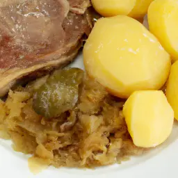 Teaser Image: Kotelett mit Sauerkraut und Salzkartoffeln