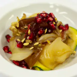 Teaser Image: Lauwarmer Grünkohlsalat mit Granatapfel