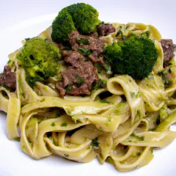 Teaser Image: Nudeln mit selbstgemachtem Pesto, Hackfleisch und Brokkoli