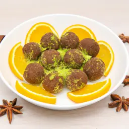 Teaser Image: Orangen-Rum-Kugeln mit Pistazien