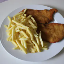 Teaser Image: Pusztaschnitzel mit Pommes Frites