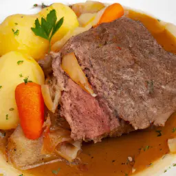 Teaser Image: Rinderbraten mit Wurzelgemüse und Kartoffeln