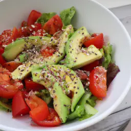 Teaser Image: Rohkostsalat mit Tomaten und Avocado