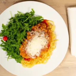 Teaser Image: Schnitzel 'Italia' mit Tomatensauce, Ruccola und Parmesanspänen auf Pasta