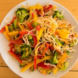 Teaser Image: Vegetarischer Gemüseteller mit Thai-Nudeln