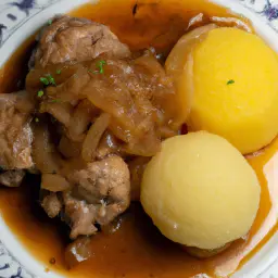 Teaser Image: Weißbiergulasch mit Semmelknödel